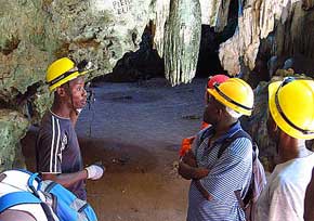 Formation de guide dans la grotte de Port-à-Piment